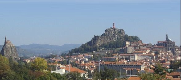 le puy en velay avec le rocher saint michel